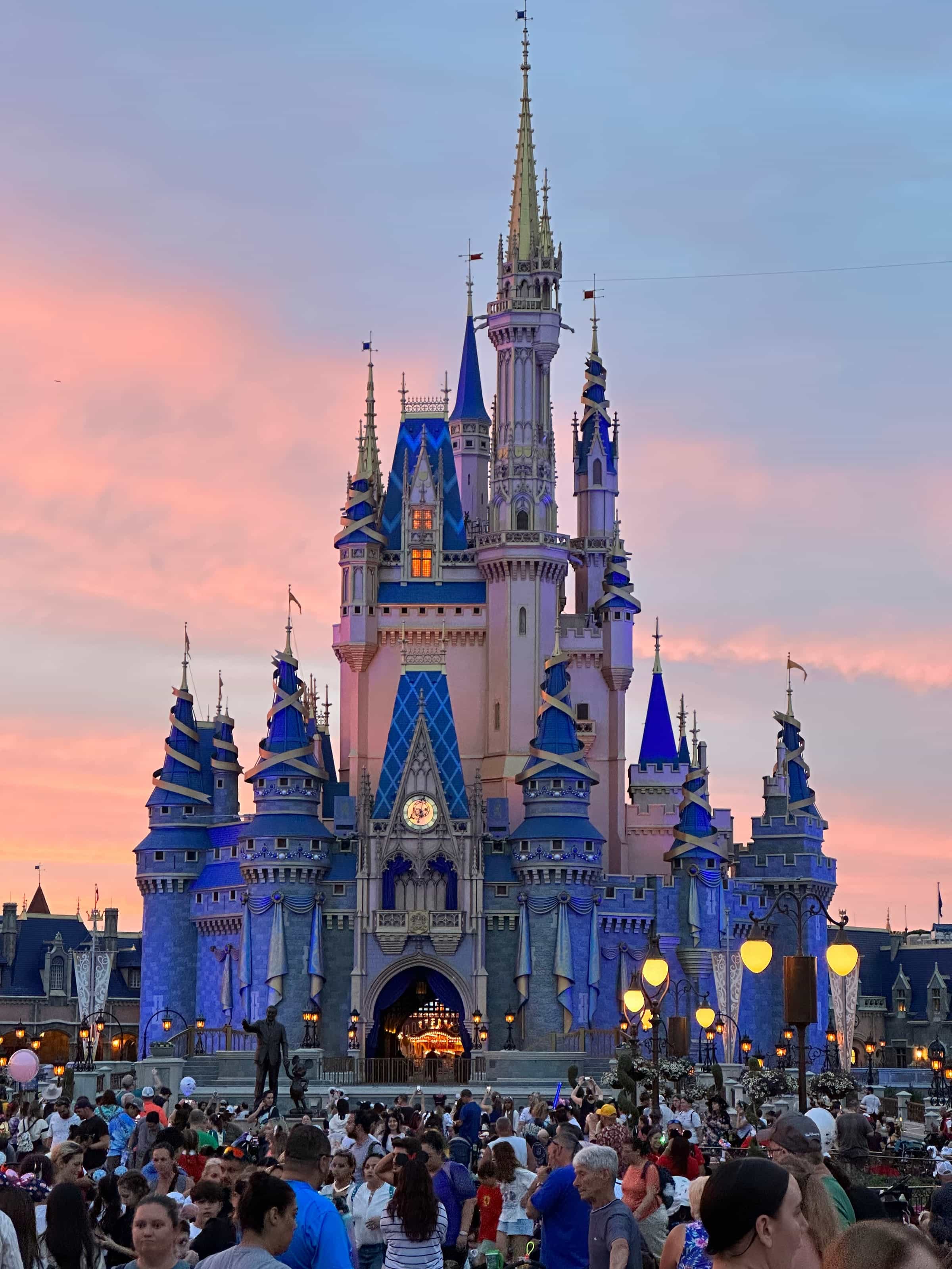 Castelo da Cinderela no Walt Disney World Magic Kingdom ao pôr do sol