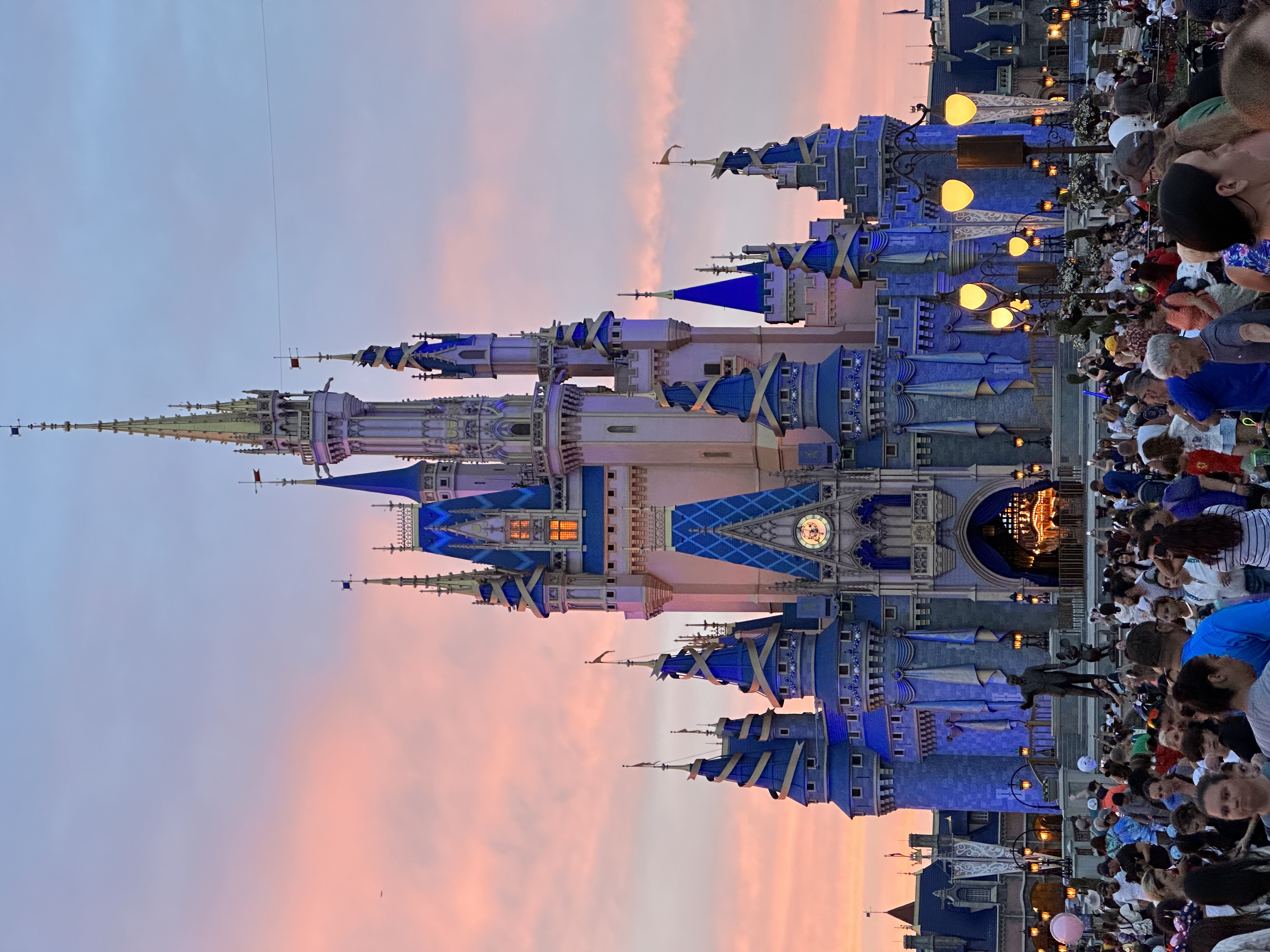 Castelo da Cinderela no Walt Disney World Magic Kingdom ao pôr do sol